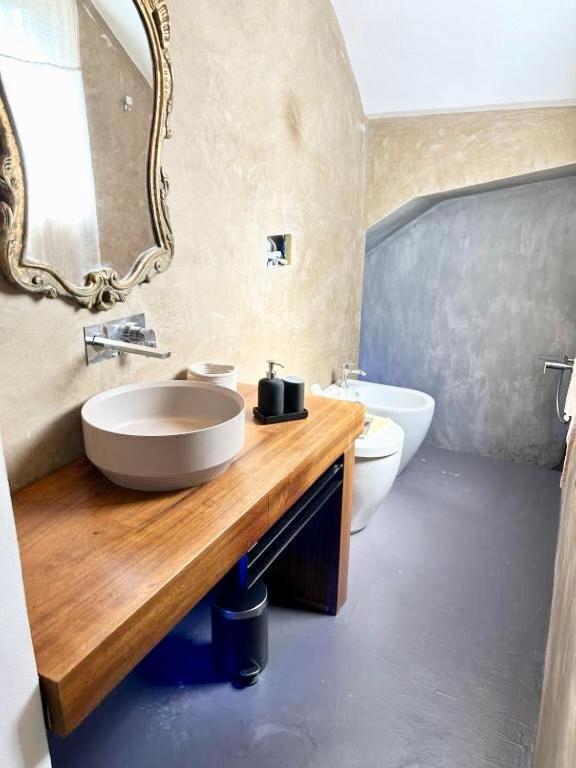 une salle de bain avec un lavabo, des toilettes et un miroir dans l'établissement Luxury Ostuni Beachfront Villa with Pool & Private Parking, à Ostuni 39 autres photos