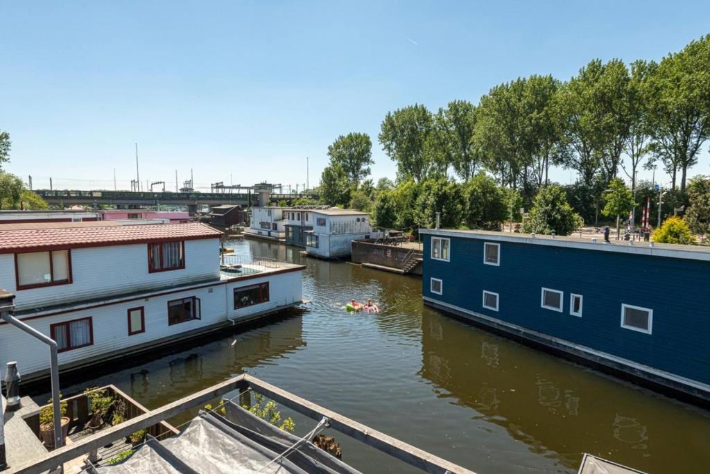 NOVA Houseboat DELUXE Free Bikes 6