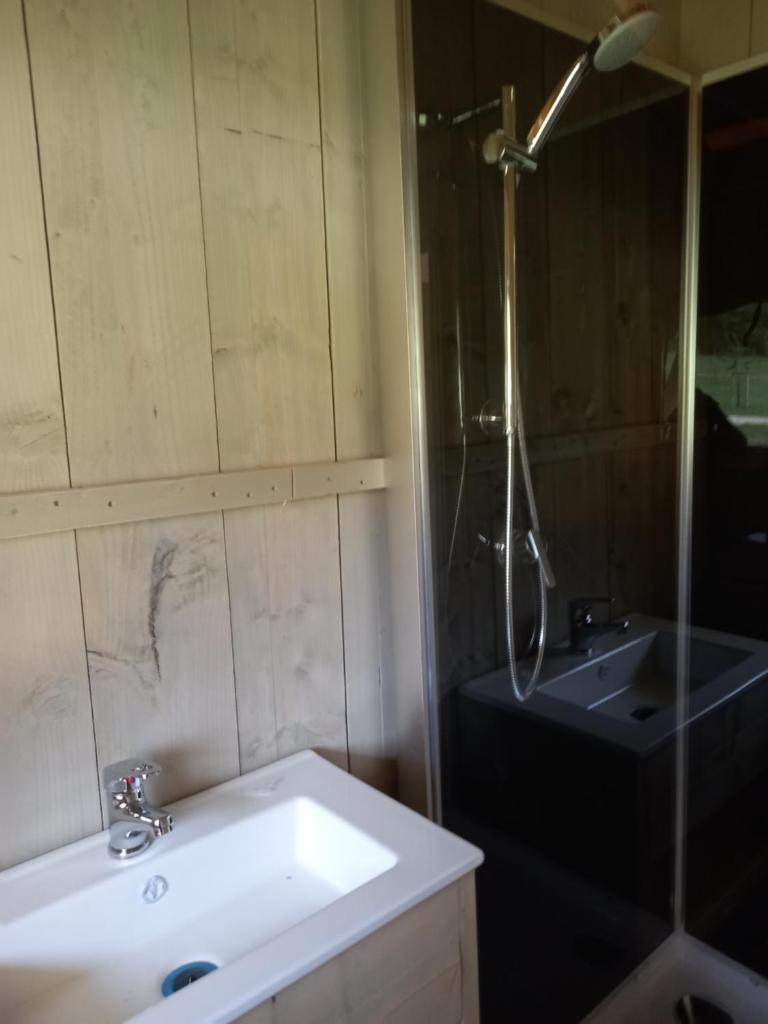 une salle de bain avec un lavabo et une douche dans l'établissement SAFARI LODGE MONPAZIER en pleine nature, à Saint-Cassien 14 autres photos