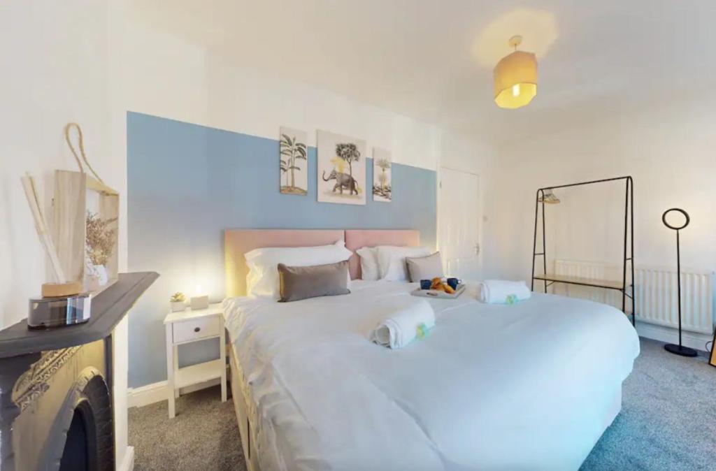 2BR Cardiff City Home with Garden Self Check In 3