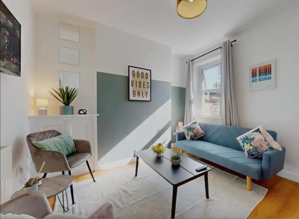 2BR Cardiff City Home with Garden Self Check In 2