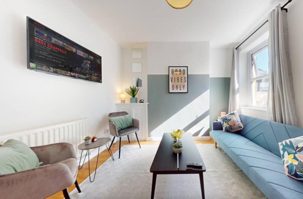 2BR Cardiff City Home with Garden Self Check In 1