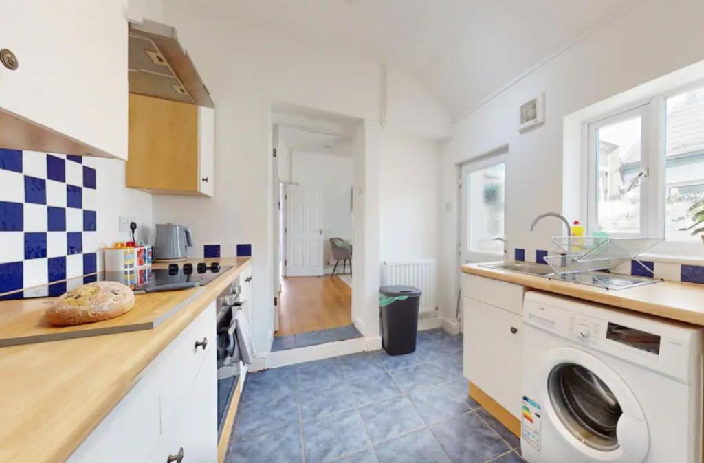 2BR Cardiff City Home with Garden Self Check In 6