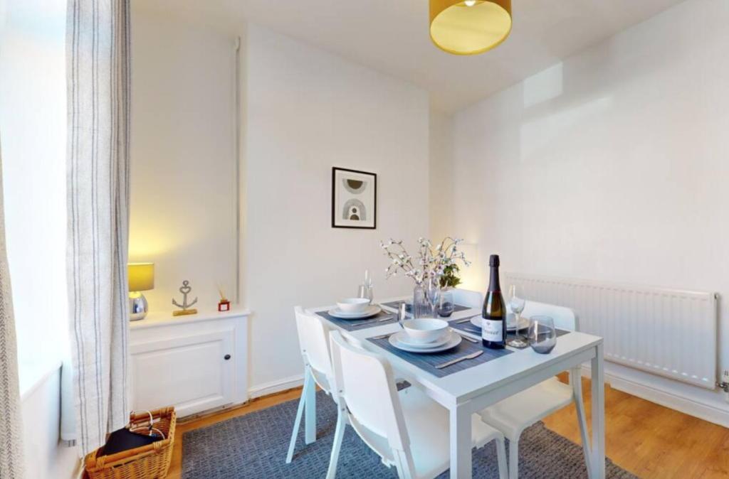 2BR Cardiff City Home with Garden Self Check In 5