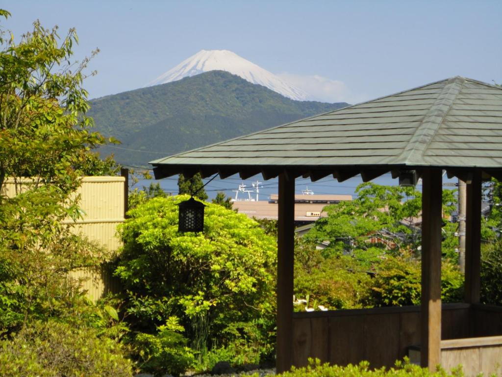 un kiosque avec une montagne enneigée en arrière-plan dans l'établissement Yoshimatsu, à Hakone