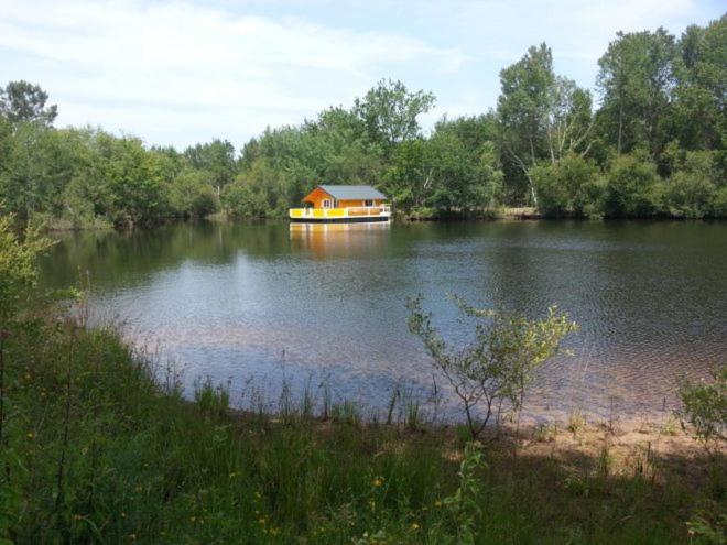 une petite maison au milieu d'un lac dans l'établissement Chalet flottant sur lac et spa, à Mios