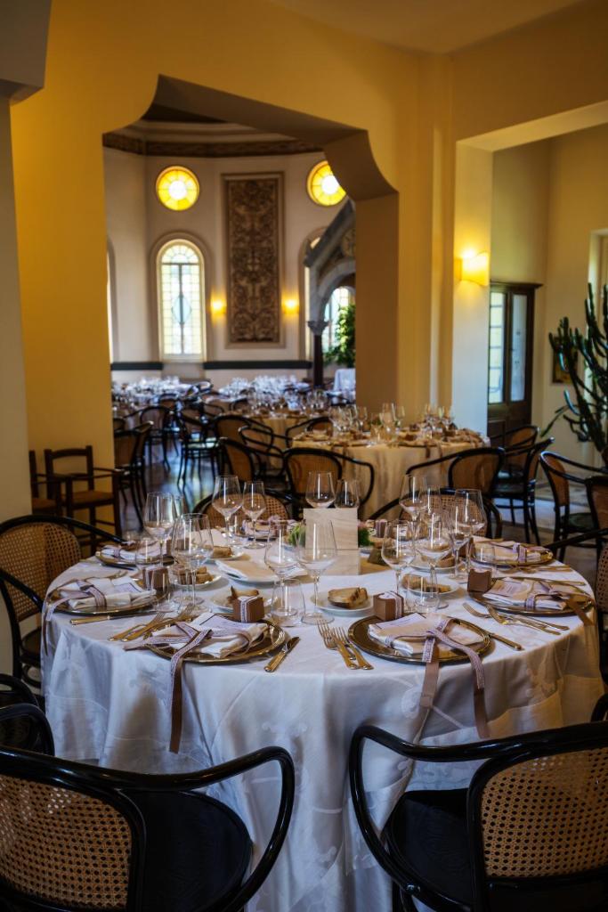 une salle de banquet avec des tables et des nappes blanches dans l'établissement Villa Irlanda Grand Hotel, à Gaète