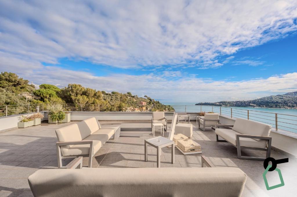 d'une terrasse avec des chaises et une vue sur l'eau. dans l'établissement HOTIDAY Room Collection - Porto Venere, à Portovenere