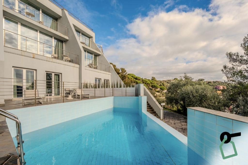 une image d'une maison avec piscine dans l'établissement HOTIDAY Room Collection - Porto Venere, à Portovenere