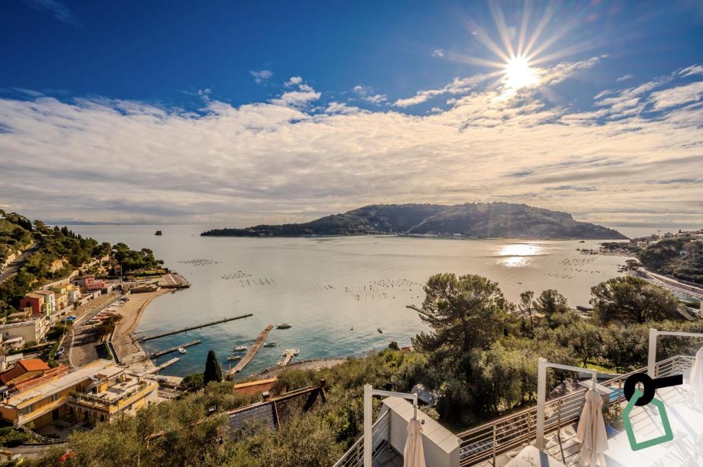 une vue d'un plan d'eau avec le soleil dans l'établissement HOTIDAY Room Collection - Porto Venere, à Portovenere