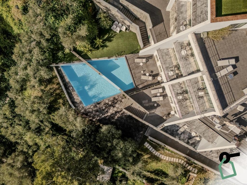 une vue aérienne d'une piscine dans un complexe hôtelier dans l'établissement HOTIDAY Room Collection - Porto Venere, à Portovenere