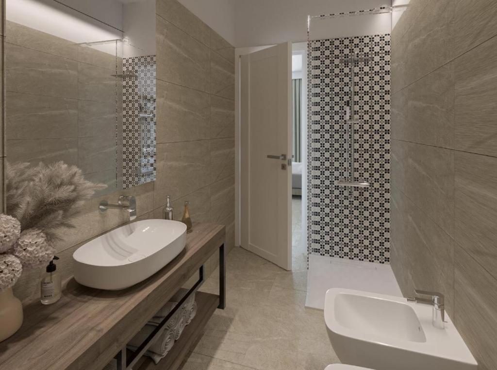une salle de bain avec une baignoire, un lavabo et une douche dans l'établissement Borgo di Riaci Beach Resort, à Santa Domenica