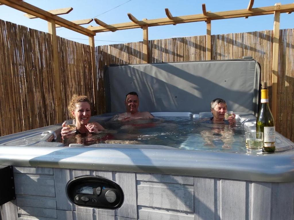 - un bain à remous avec du vin pour un groupe de personnes dans l'établissement La Bulle des alpagas, à Herry
