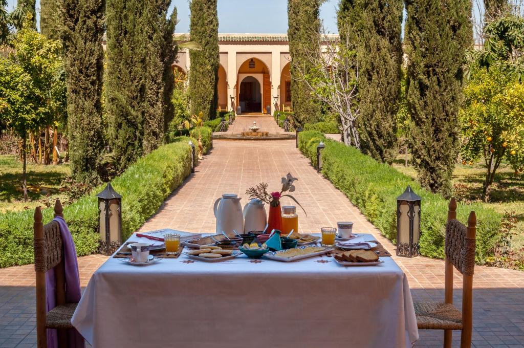 une table avec une assiette de nourriture au-dessus dans l'établissement Riad Sougtani, à Marrakech