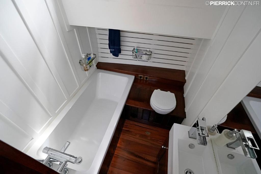 une petite salle de bain avec un lavabo et des toilettes dans l'établissement Yacht KARABOUDJAN, à Saint-Malo