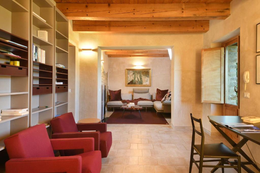 un salon avec un canapé, une table et des chaises dans l'établissement Refugium VERITAS - entire Villa with Pool, à Cupramontana 34 autres photos