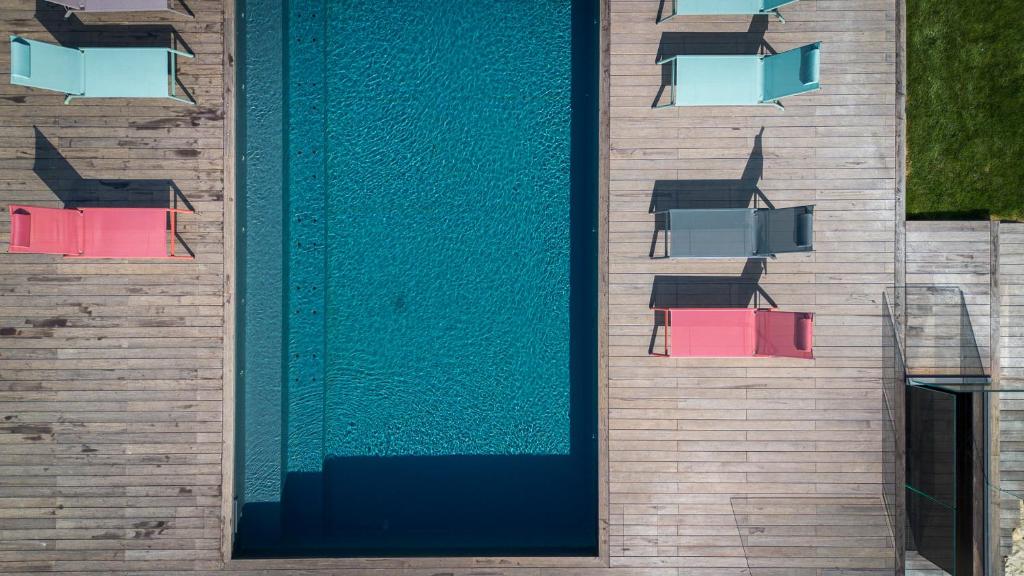 un bâtiment avec des chaises sur son côté dans l'établissement Palazzo Serre - Natura & Piscina, à San Leo