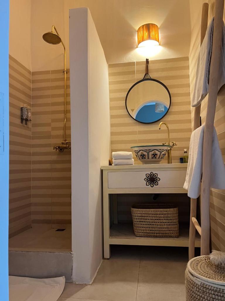 une salle de bain avec un lavabo et un miroir dans l'établissement RIAD JULILU PRIVATISE, à Marrakech
