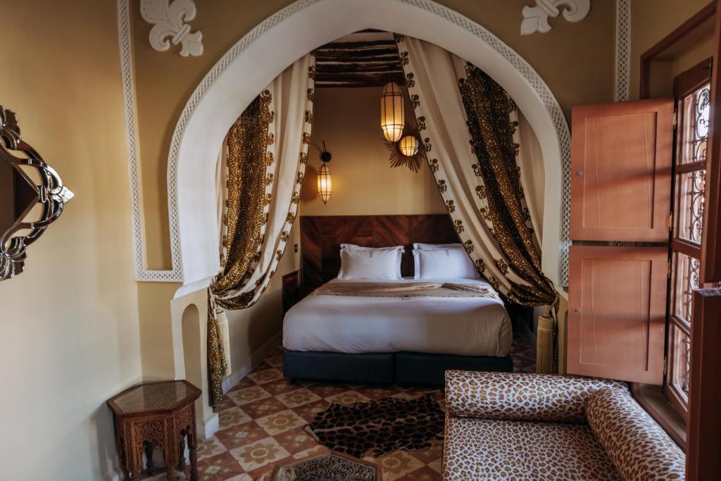- une chambre avec un lit et un plafond voûté dans l'établissement Riad Ksar Al Amal & Spa, à Marrakech