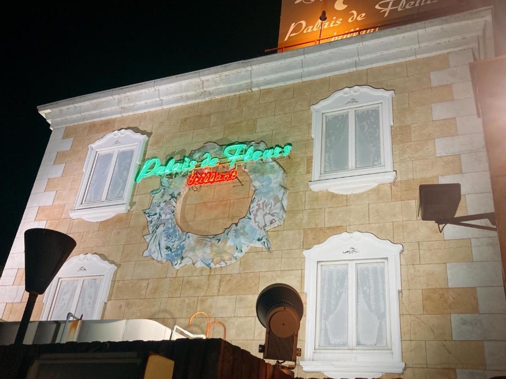 un bâtiment avec une enseigne sur le côté dans l'établissement ホテル パレドフルー, à Toyonaka