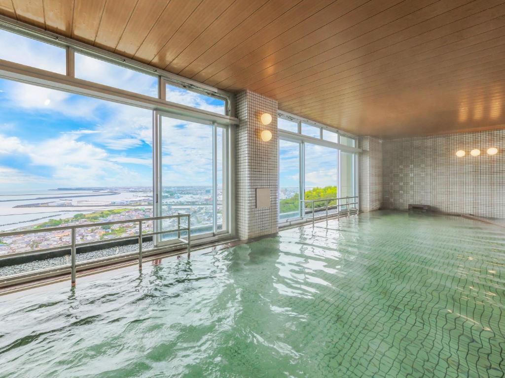 - une piscine dans une chambre avec vue sur la ville dans l'établissement KAMENOI HOTEL Yaizu, à Yaizu 37 autres photos