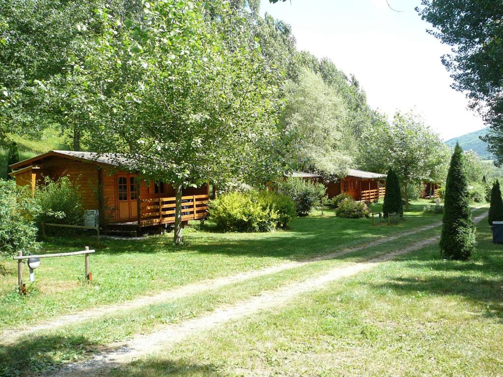 une cabine dans un champ arboré et un chemin de terre dans l'établissement La Valière, à Chorges