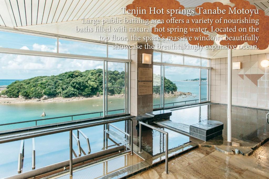 - une vue sur l'océan depuis le sommet d'un bâtiment dans l'établissement KAMENOI HOTEL Kii-Tanabe, à Tanabe