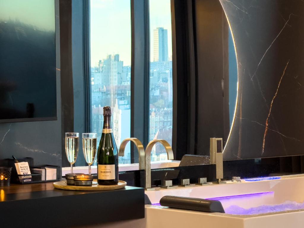 URBAN APARTMENTS Golden Royal, JACUZZI by the window, Chilled Prosecco, PS5 - Free Garage 8