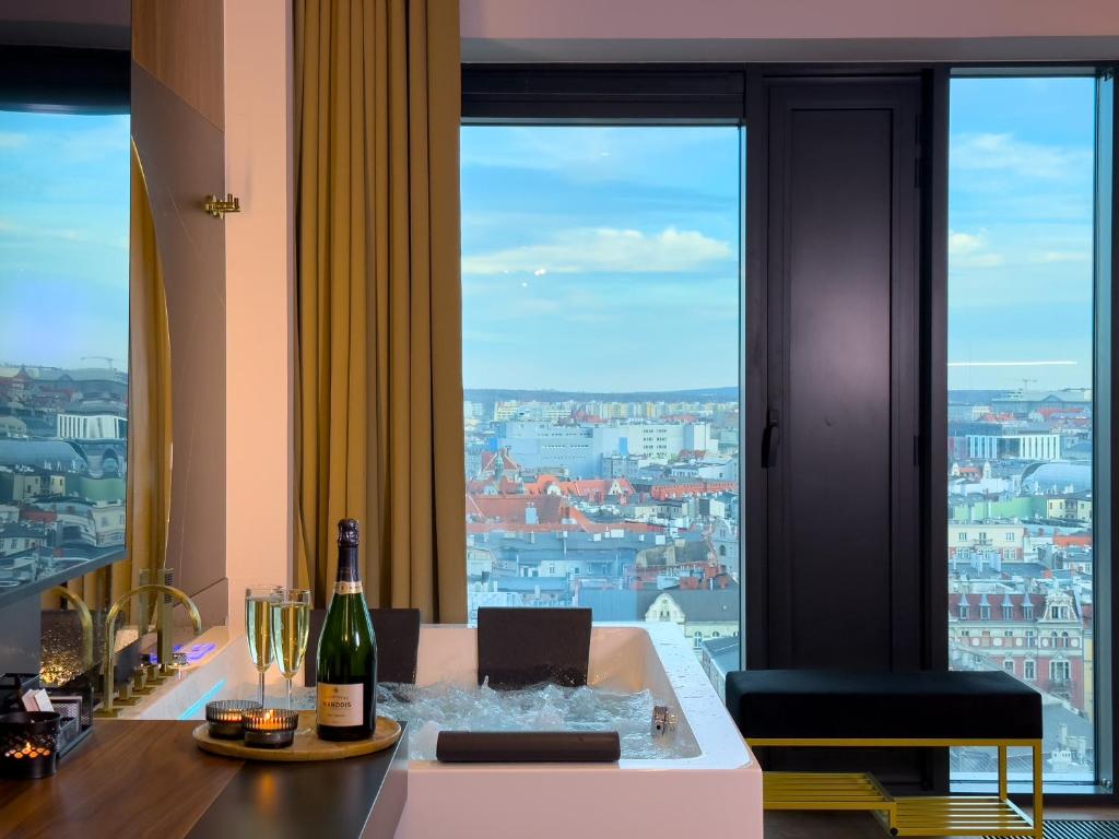 URBAN APARTMENTS Golden Royal, JACUZZI by the window, Chilled Prosecco, PS5 - Free Garage 6