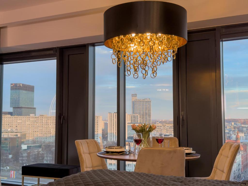 URBAN APARTMENTS Golden Royal, JACUZZI by the window, Chilled Prosecco, PS5 - Free Garage 5
