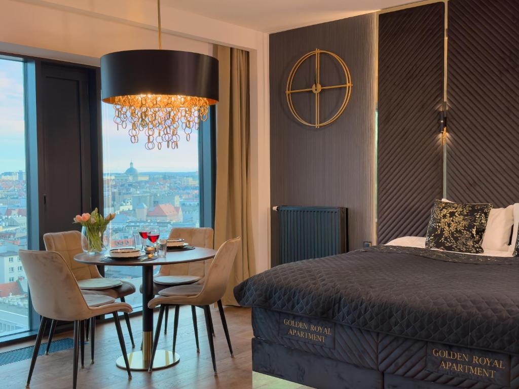 URBAN APARTMENTS Golden Royal, JACUZZI by the window, Chilled Prosecco, PS5 - Free Garage 3