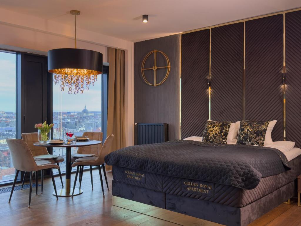 URBAN APARTMENTS Golden Royal, JACUZZI by the window, Chilled Prosecco, PS5 - Free Garage 4