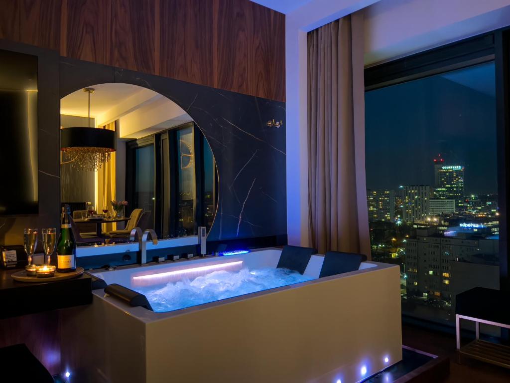 URBAN APARTMENTS Golden Royal, JACUZZI by the window, Chilled Prosecco, PS5 - Free Garage 2