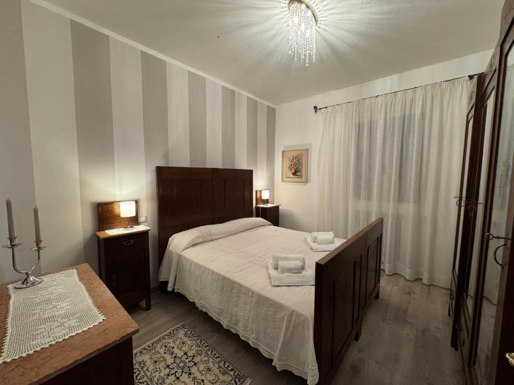 une chambre avec un grand lit et deux tables de nuit dans l'établissement Villa Marinelli in Toscana, à Castel Focognano