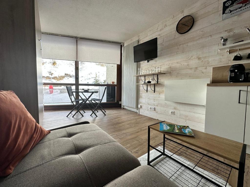 un salon avec un canapé et une table dans l'établissement Studio paisible au pied des pistes, à Villard-de-Lans