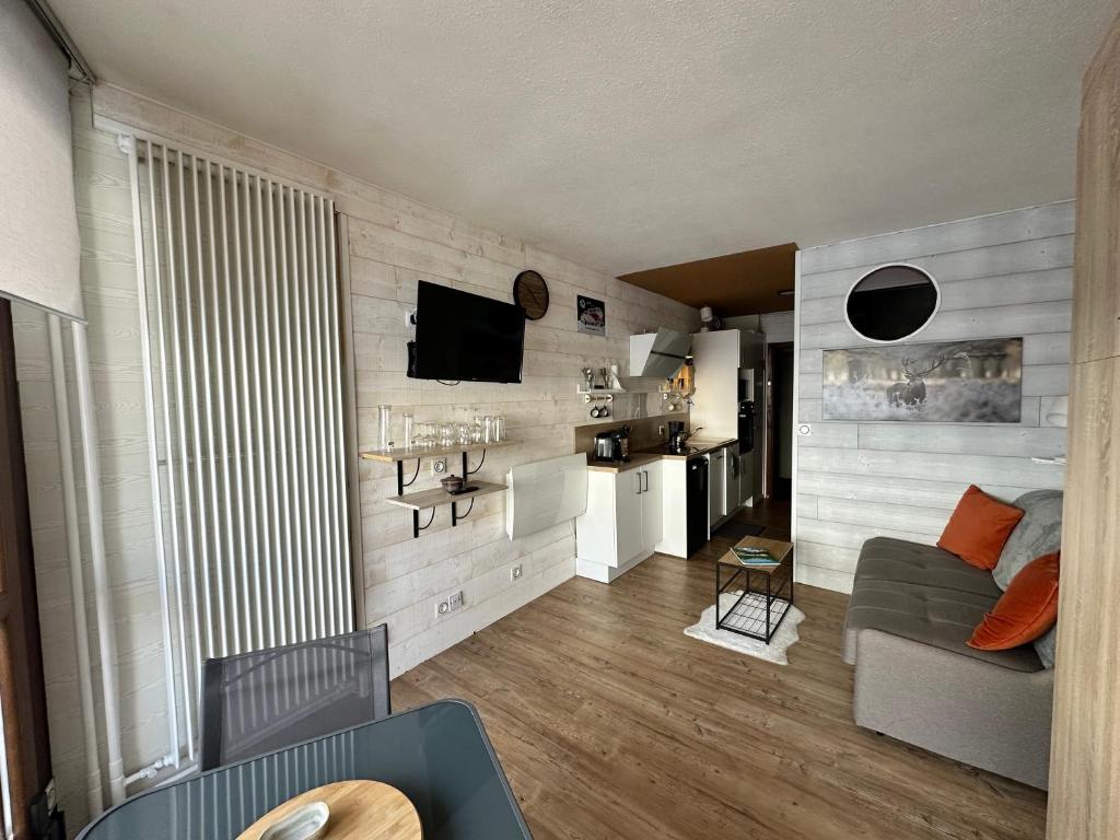 un salon avec un canapé et une télévision dans l'établissement Studio paisible au pied des pistes, à Villard-de-Lans