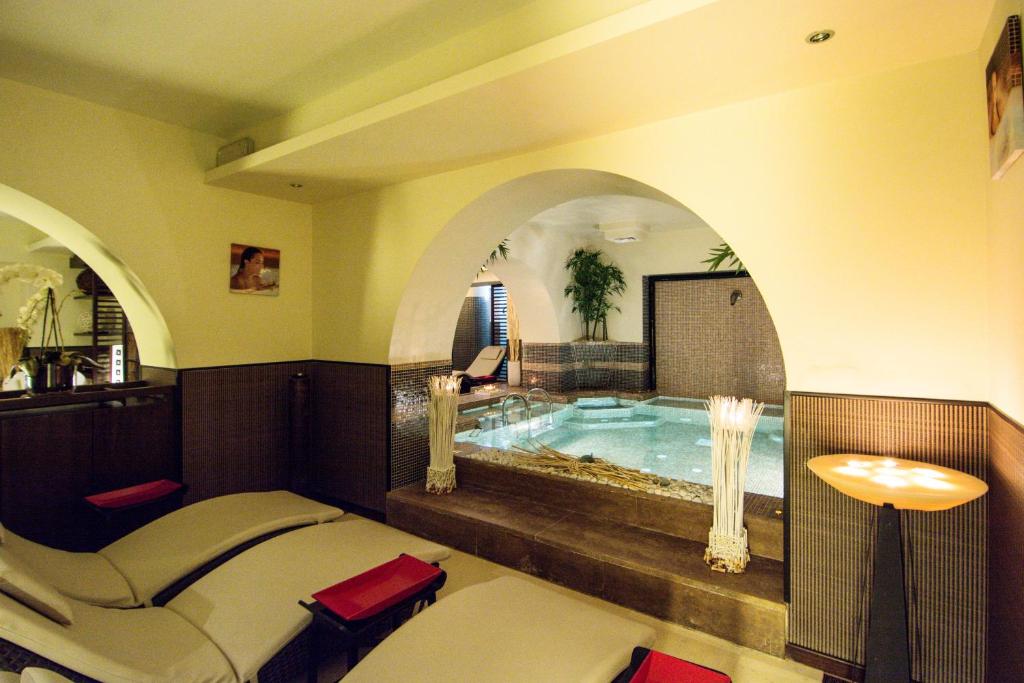 une salle de spa avec une baignoire au milieu dans l'établissement Terrazza Marconi Hotel&Spamarine, à Senigallia