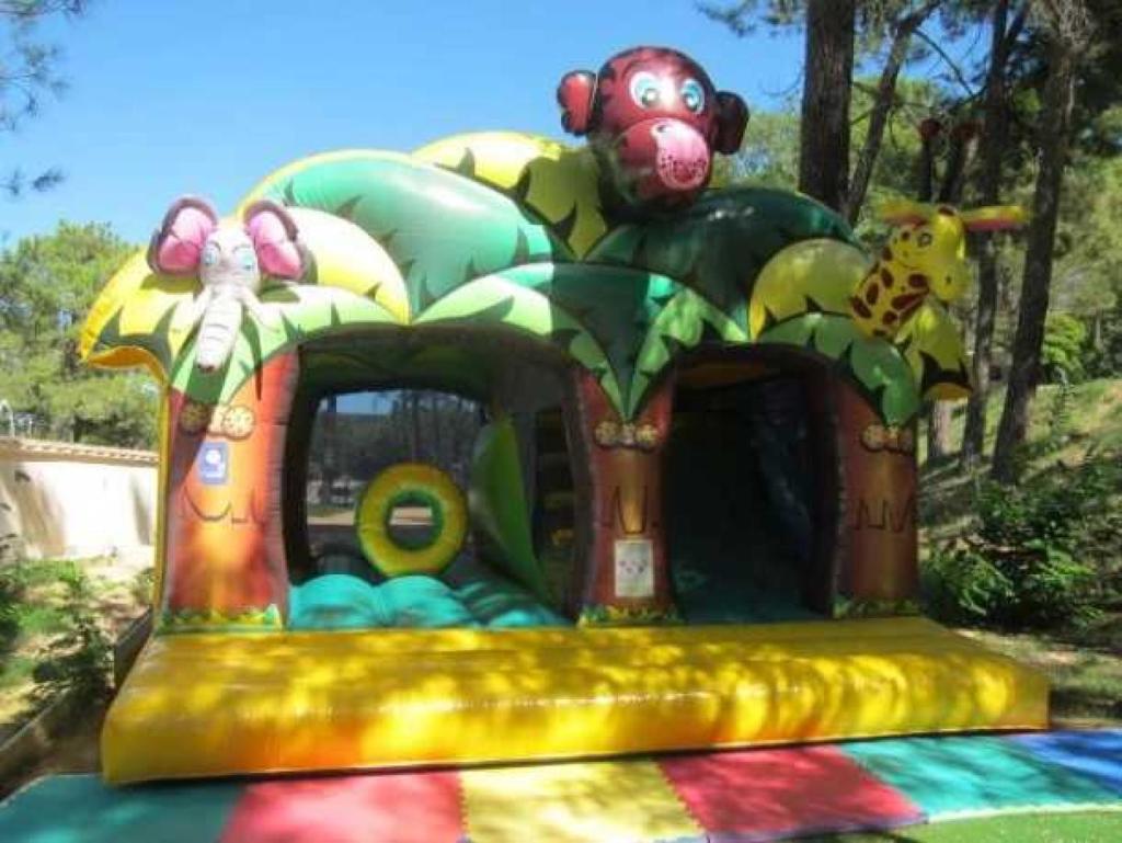une structure de jeu avec des animaux en tête dans l'établissement Camping 3 étoiles - Piscine - eebeae, à Mondragon