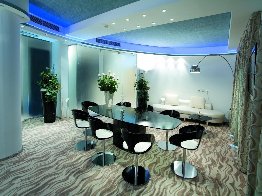 une salle à manger avec une table, des chaises et un canapé dans l'établissement Hotel Premier & Suites - Premier Resort, à Milano Marittima 47 autres photos