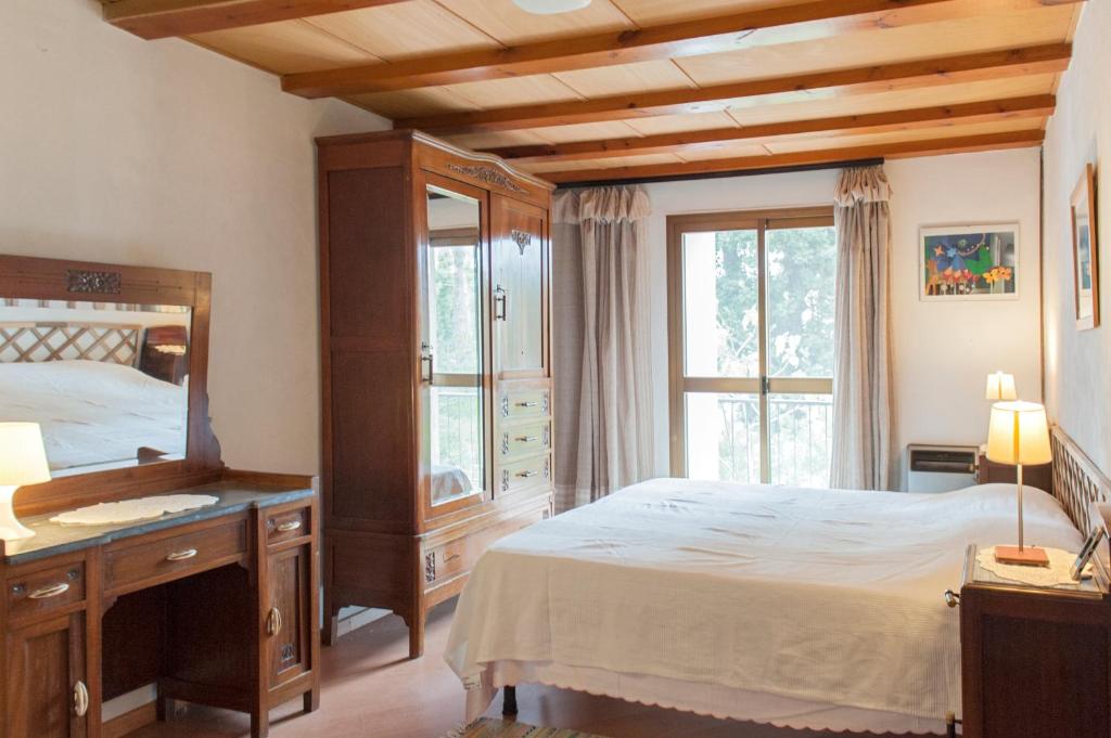 une chambre avec un lit et une commode avec un miroir dans l'établissement Casa Furrer, à Tirrenia 47 autres photos