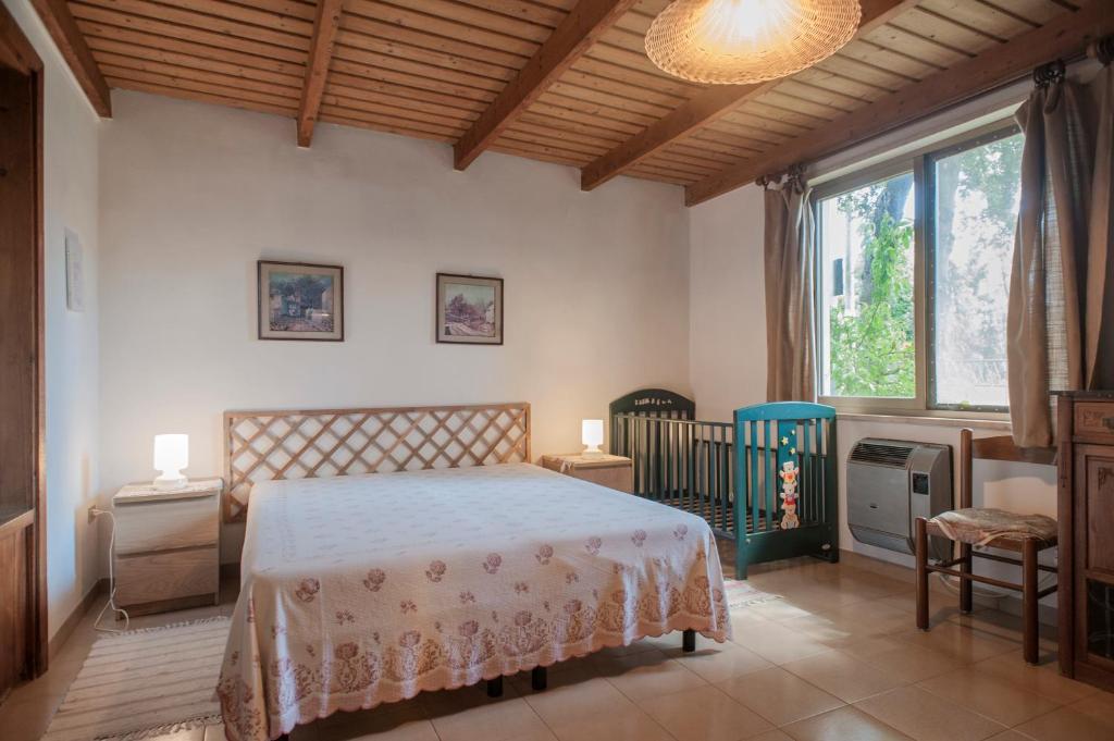 une chambre avec un lit et une grande fenêtre dans l'établissement Casa Furrer, à Tirrenia