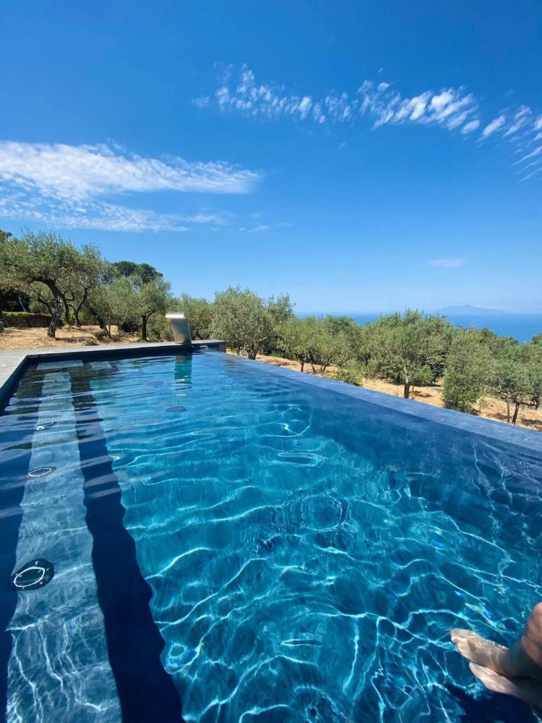 une piscine avec vue sur l'océan dans l'établissement “CapriOleum” esclusive place, à Anacapri