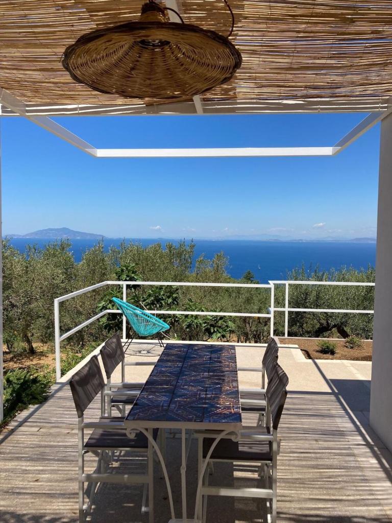 - une table et des chaises sur une terrasse avec vue sur l'océan dans l'établissement “CapriOleum” esclusive place, à Anacapri 32 autres photos