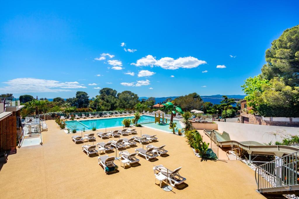 un complexe avec piscine et chaises longues dans l'établissement Mobile-home magnifique vue mer camping 4 etoiles, à Saint-Raphaël