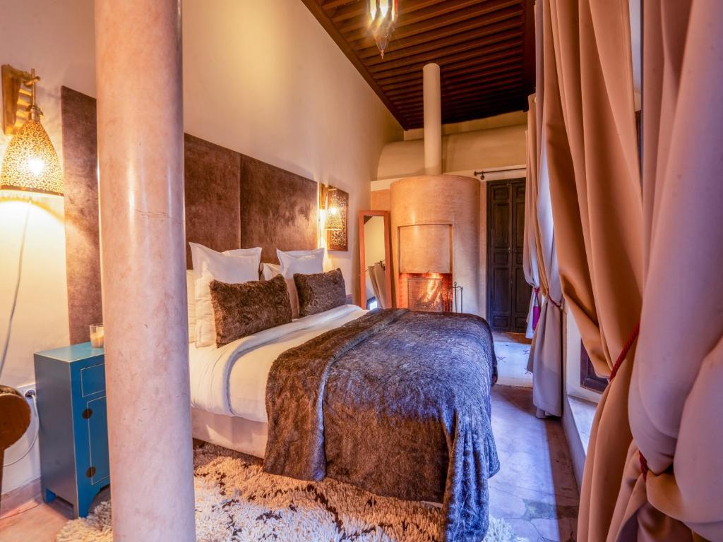 une chambre avec un grand lit dans une pièce dans l'établissement Riad Ines Home, à Marrakech 37 autres photos