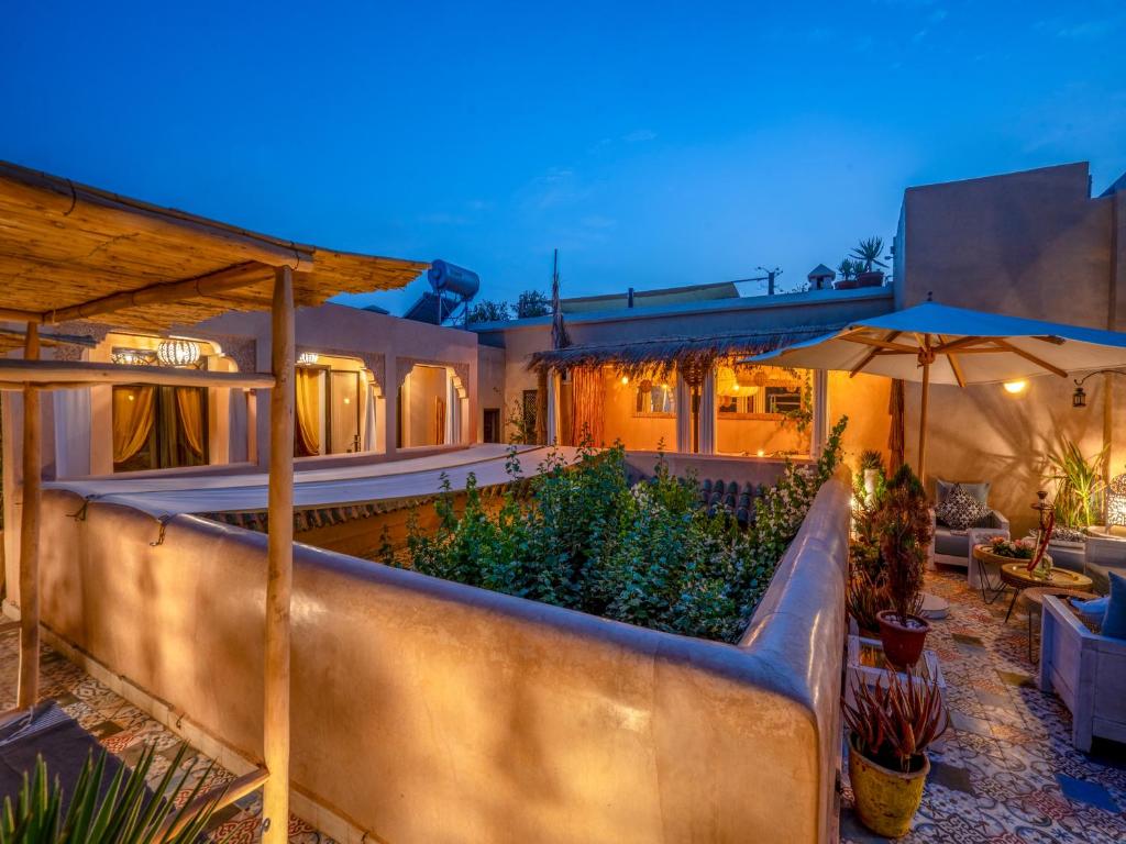 - une vue sur l'extérieur d'une maison avec une clôture dans l'établissement Riad Ines Home, à Marrakech