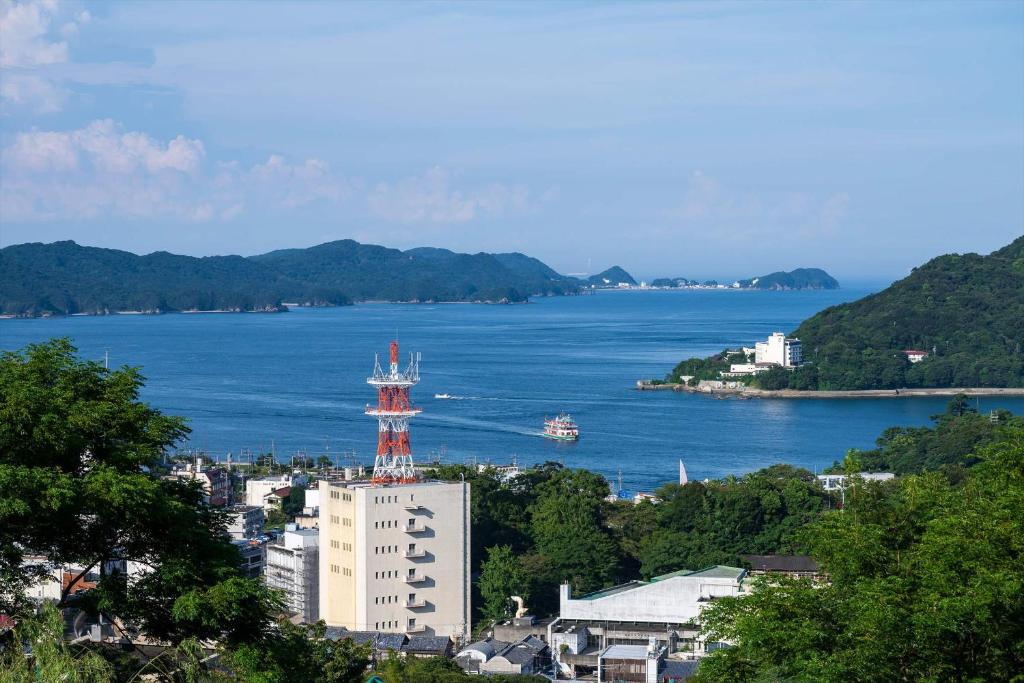 - une vue sur la ville et une grande étendue d'eau dans l'établissement Senpokaku, à Toba