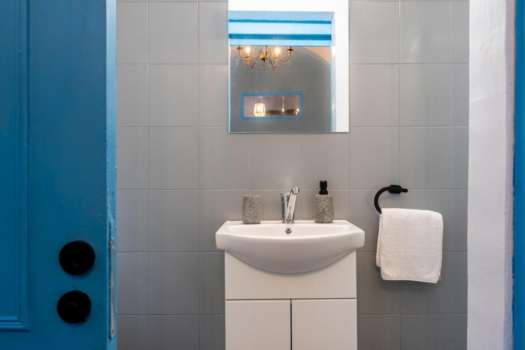 Blue Haven - 2-BR Artistic Escape in Larnaca 3