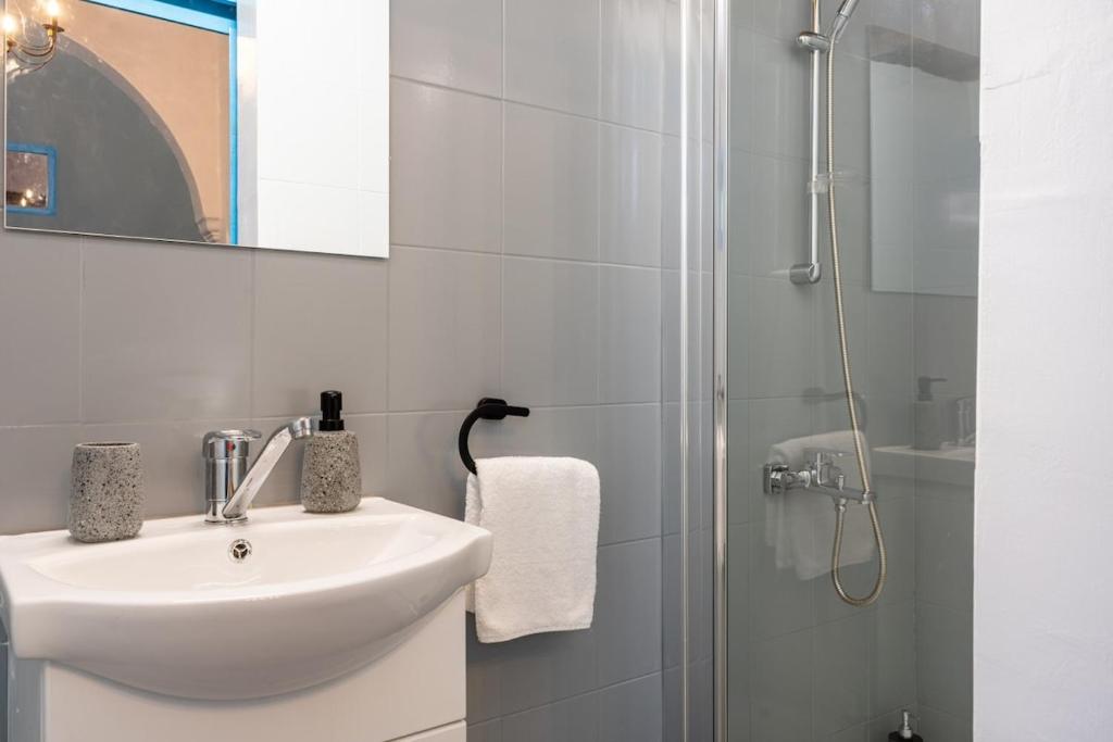 Blue Haven - 2-BR Artistic Escape in Larnaca 8