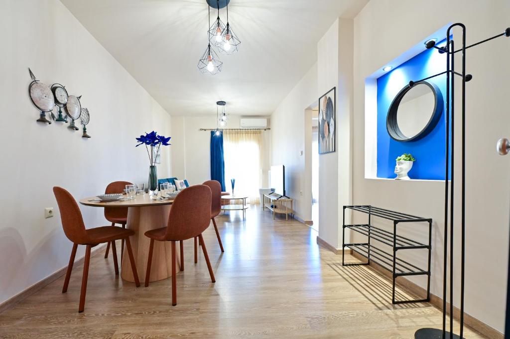 Royal Blue Central House "by Checkin" 4